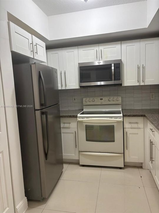 For Rent: $2,000 (2 beds, 2 baths, 914 Square Feet)