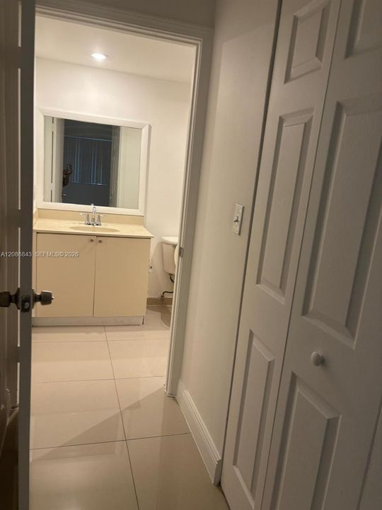 For Rent: $2,000 (2 beds, 2 baths, 914 Square Feet)