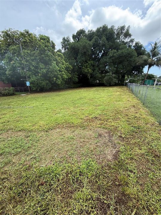На продажу: $300,000 (0.18 acres)