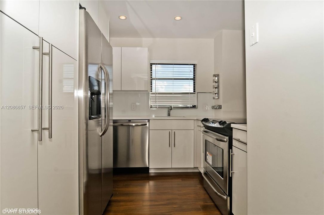 For Sale: $373,000 (2 beds, 2 baths, 976 Square Feet)