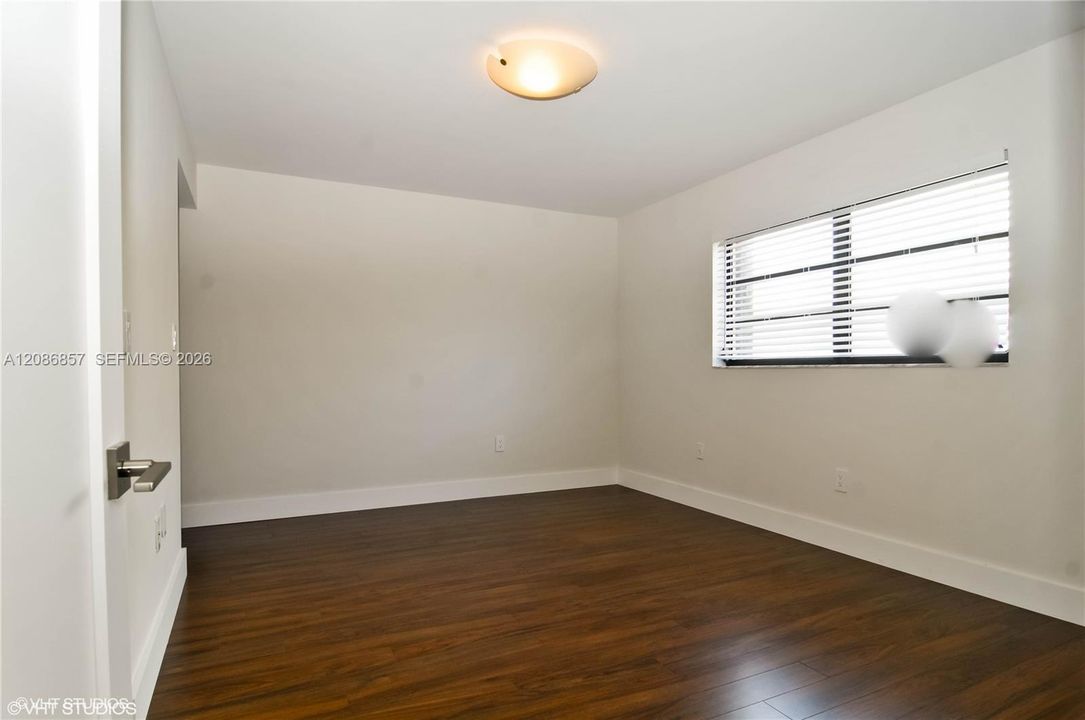 For Sale: $373,000 (2 beds, 2 baths, 976 Square Feet)
