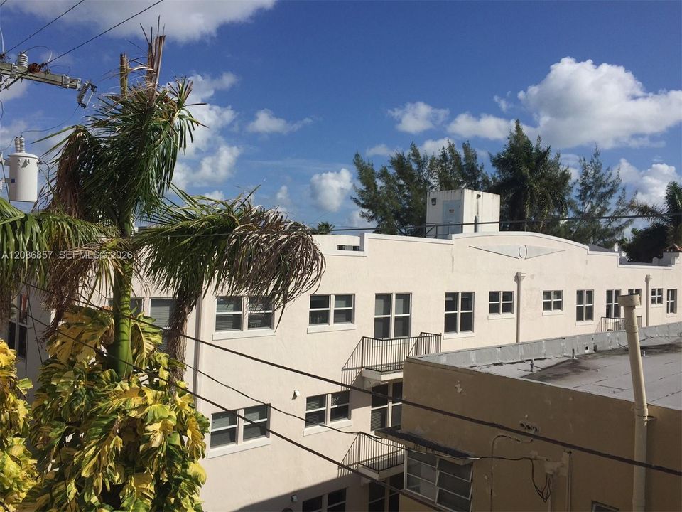 For Sale: $373,000 (2 beds, 2 baths, 976 Square Feet)