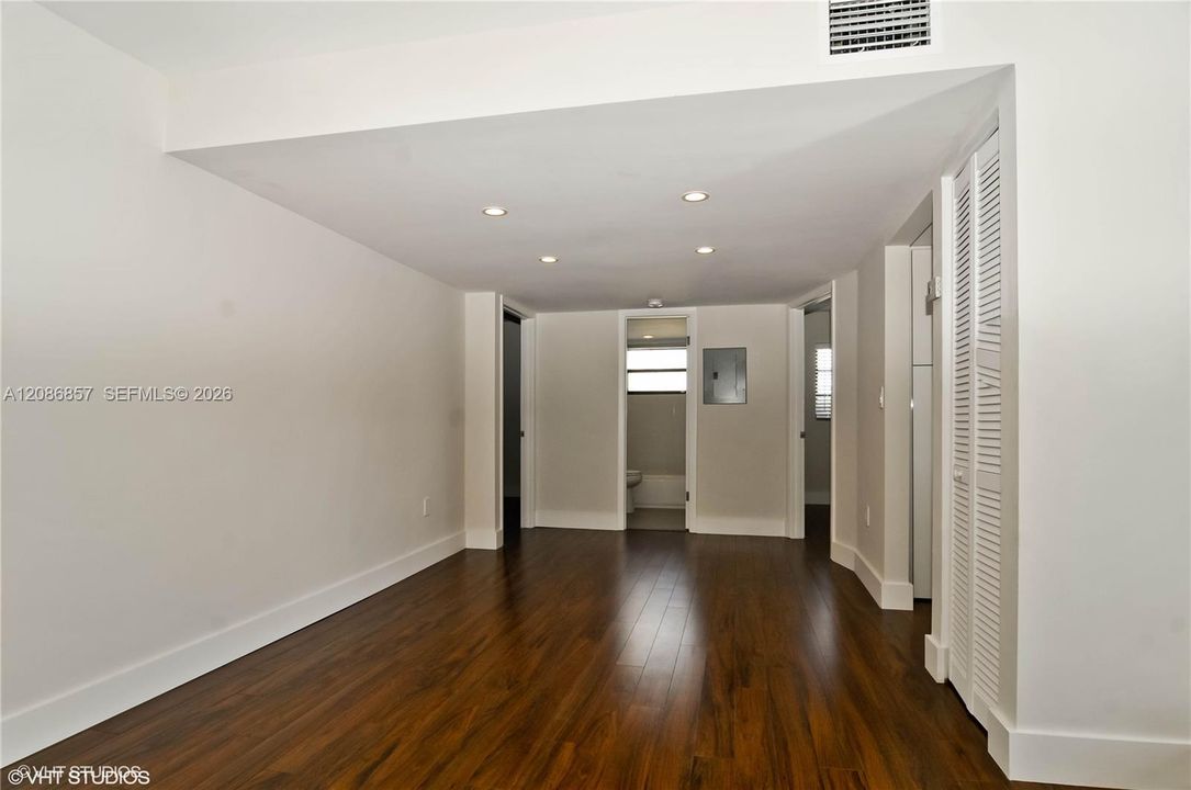For Sale: $373,000 (2 beds, 2 baths, 976 Square Feet)