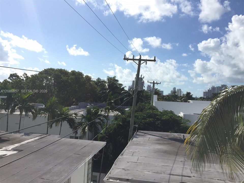 For Sale: $373,000 (2 beds, 2 baths, 976 Square Feet)