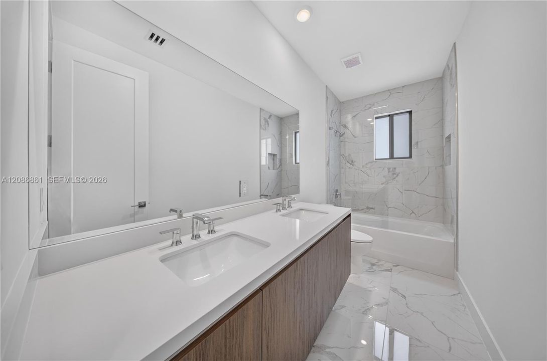 В аренду: $13,900 (5 спален, 4 ванн, 0 Квадратных фут)