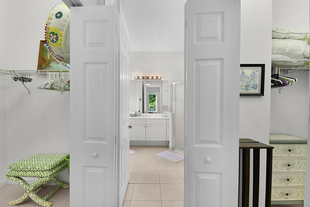 2 walk-in closet