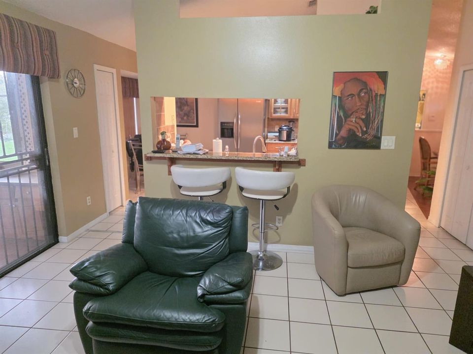 Family room/Breakfast Bar