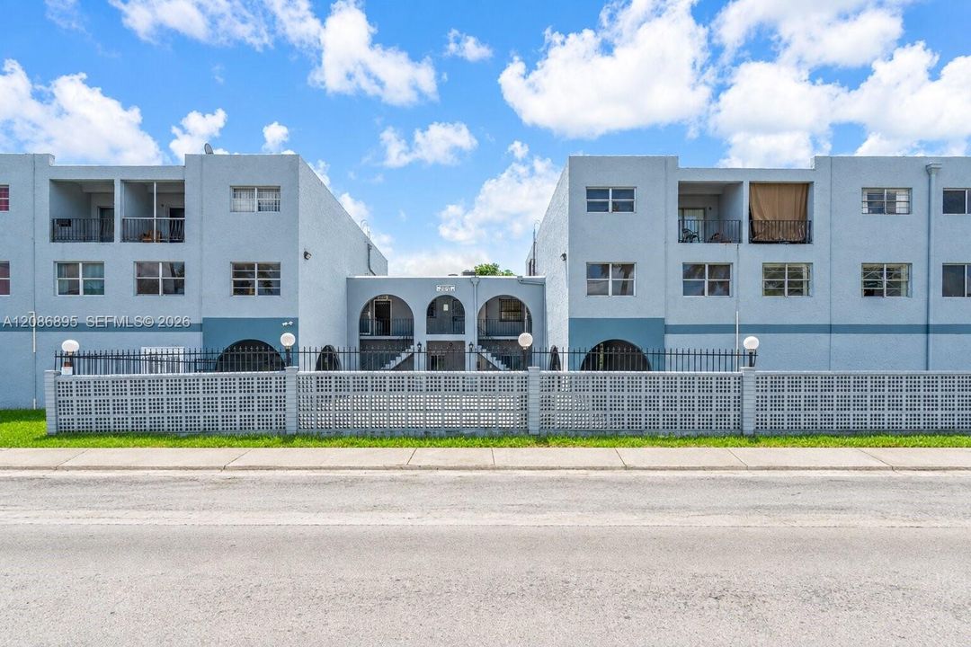 En Venta: $240,000 (2 camas, 2 baños, 1037 Pies cuadrados)