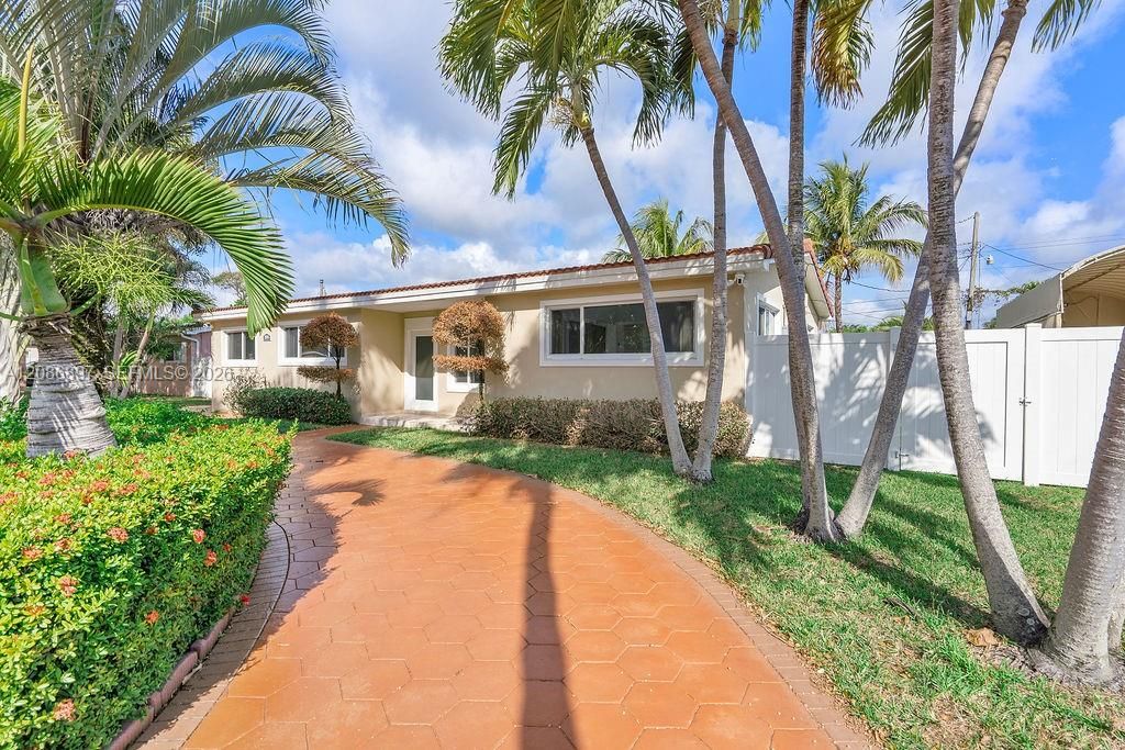 En Venta: $1,040,000 (3 camas, 2 baños, 1694 Pies cuadrados)