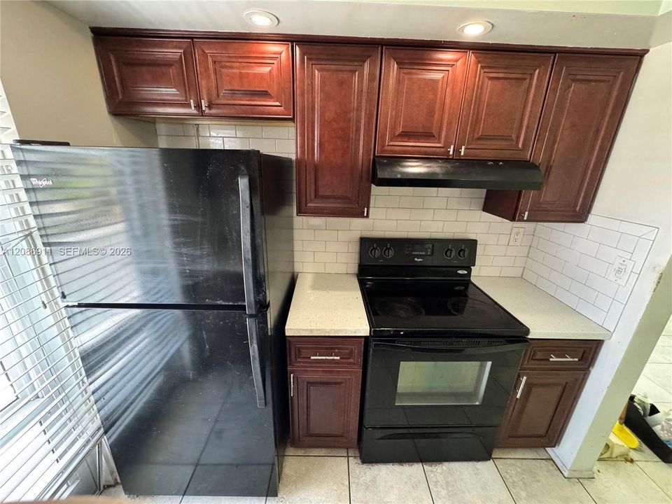 For Sale: $160,000 (2 beds, 1 baths, 838 Square Feet)