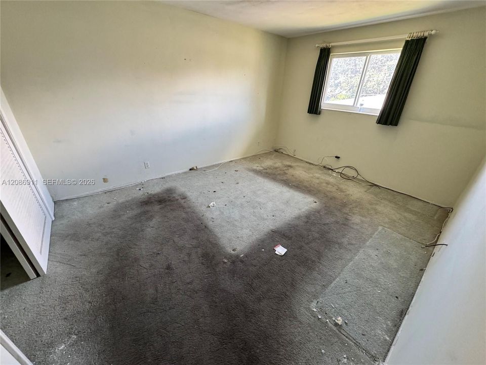 For Sale: $160,000 (2 beds, 1 baths, 838 Square Feet)