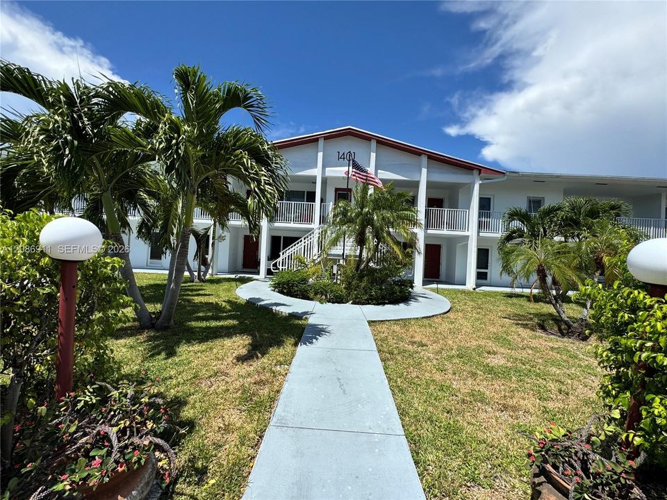 For Sale: $160,000 (2 beds, 1 baths, 838 Square Feet)