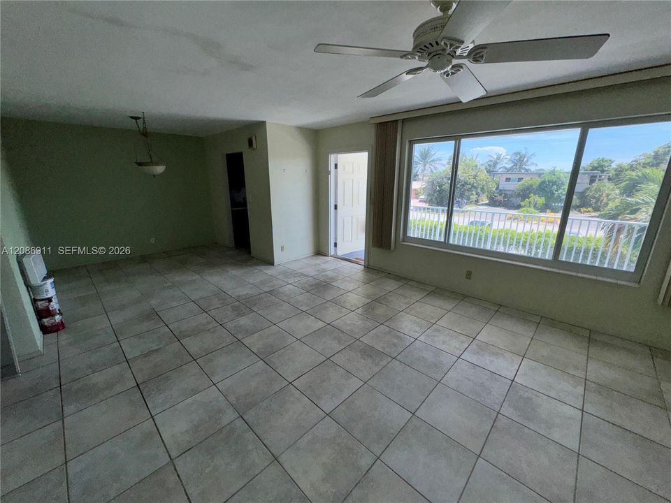 For Sale: $160,000 (2 beds, 1 baths, 838 Square Feet)