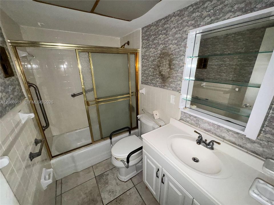 For Sale: $160,000 (2 beds, 1 baths, 838 Square Feet)