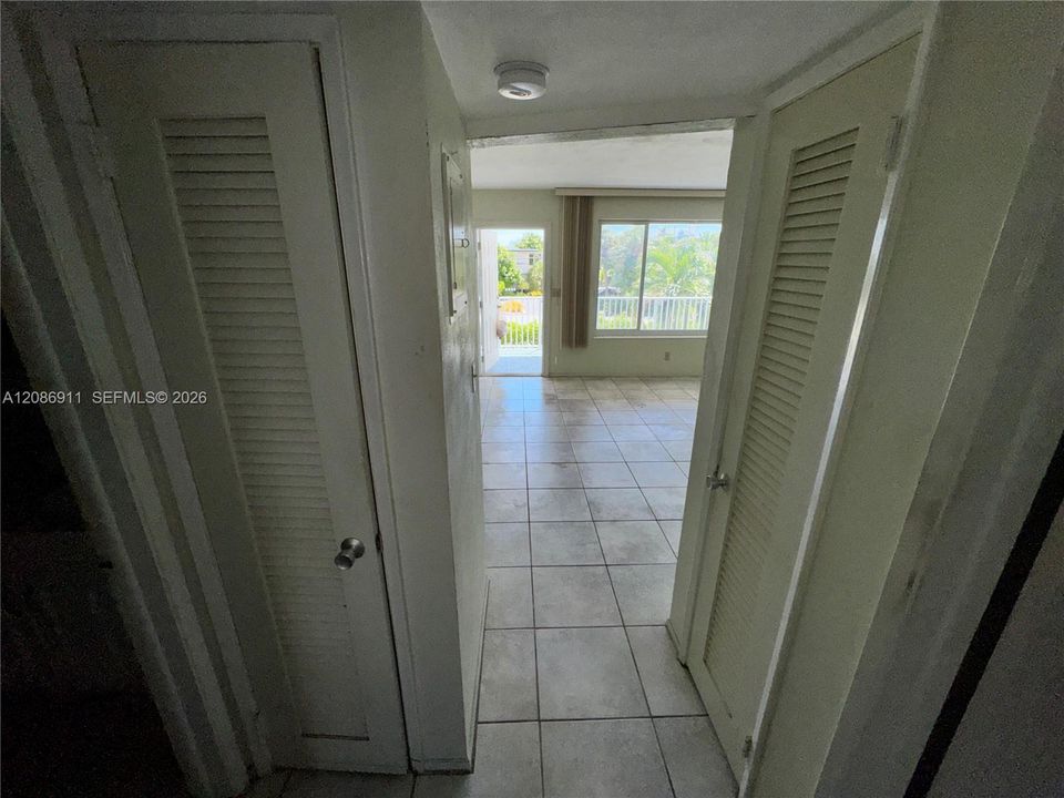 For Sale: $160,000 (2 beds, 1 baths, 838 Square Feet)