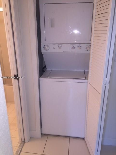 For Rent: $2,000 (2 beds, 2 baths, 914 Square Feet)