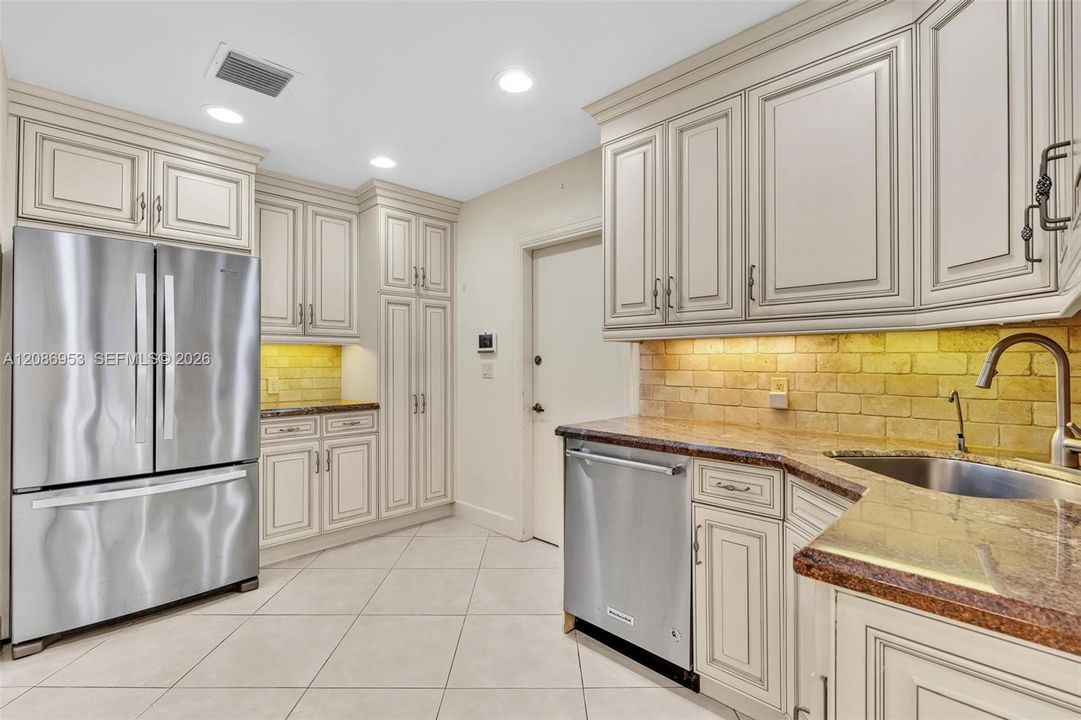 For Rent: $22,000 (3 beds, 3 baths, 2471 Square Feet)
