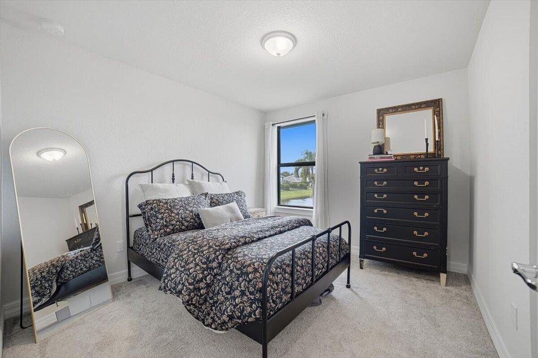 21-Bedroom4