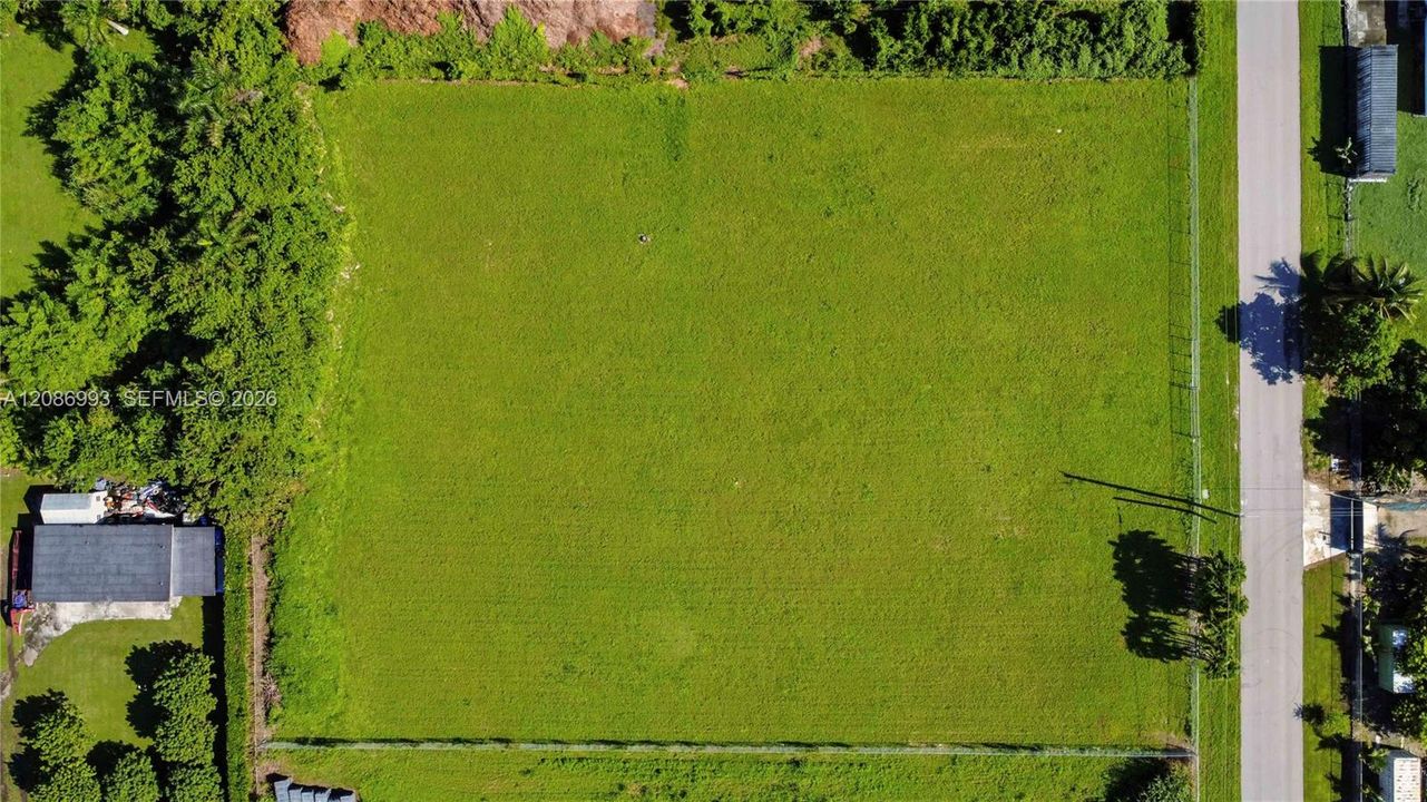 На продажу: $404,999 (1.49 acres)