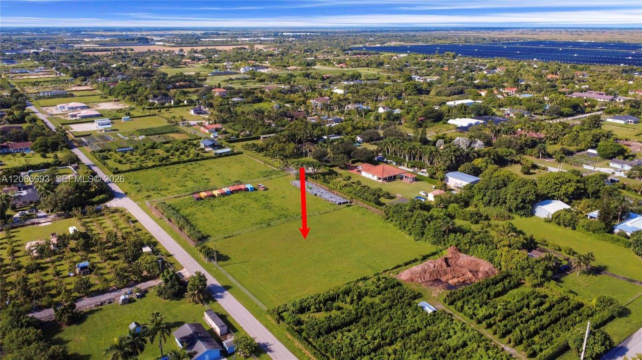 На продажу: $404,999 (1.49 acres)