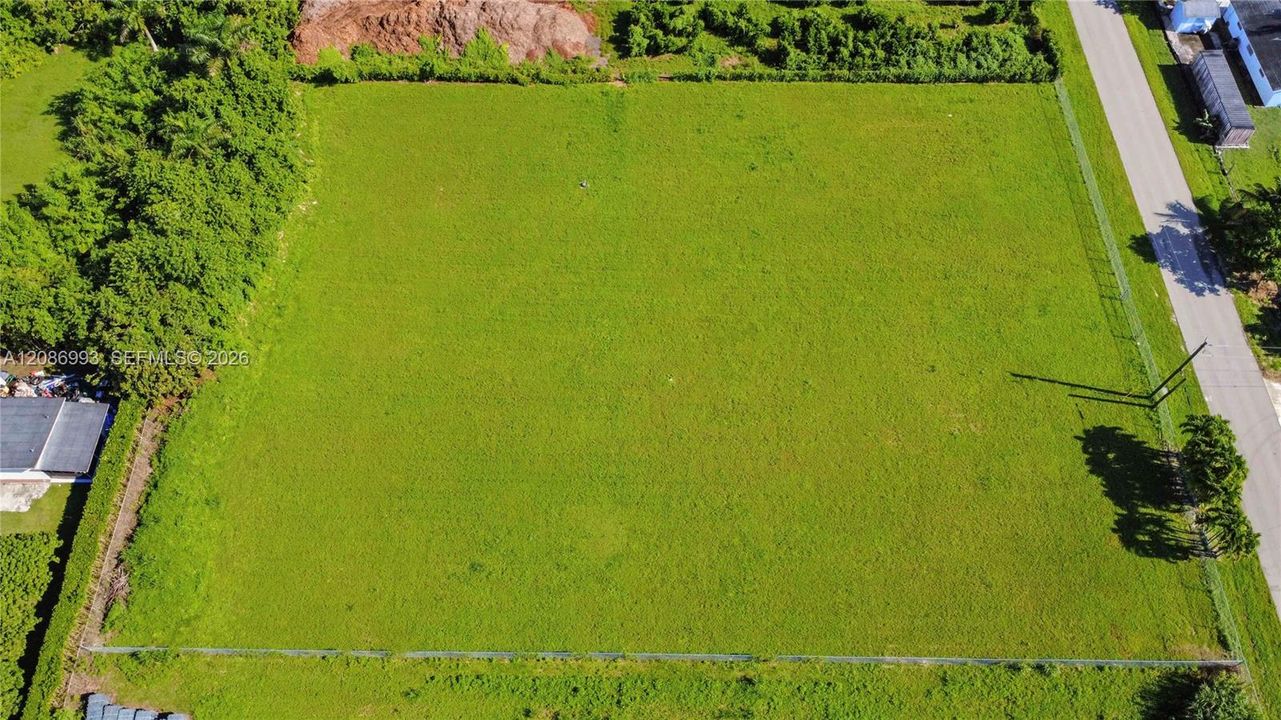 На продажу: $404,999 (1.49 acres)