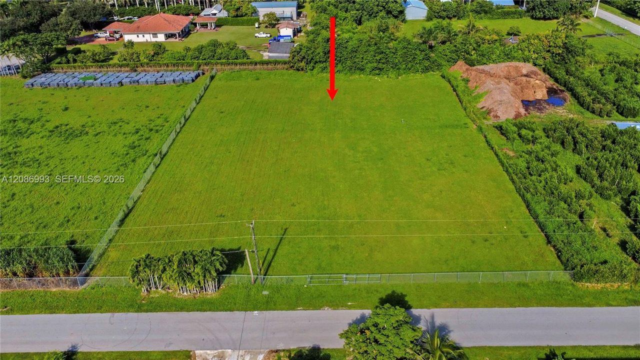На продажу: $404,999 (1.49 acres)