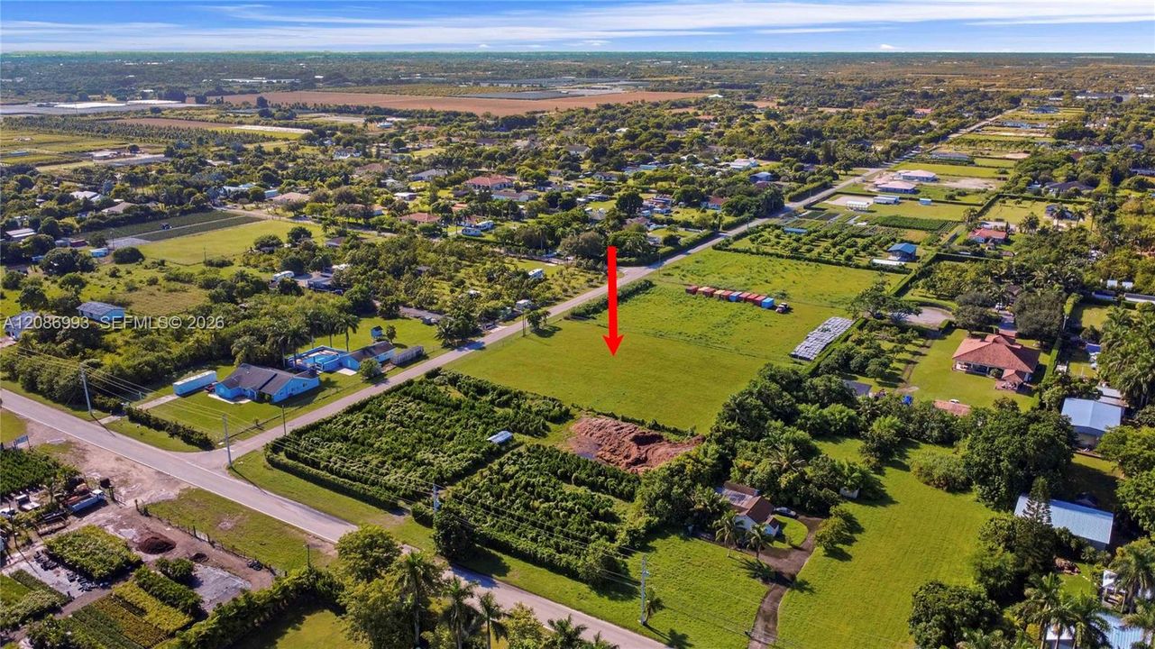 На продажу: $404,999 (1.49 acres)