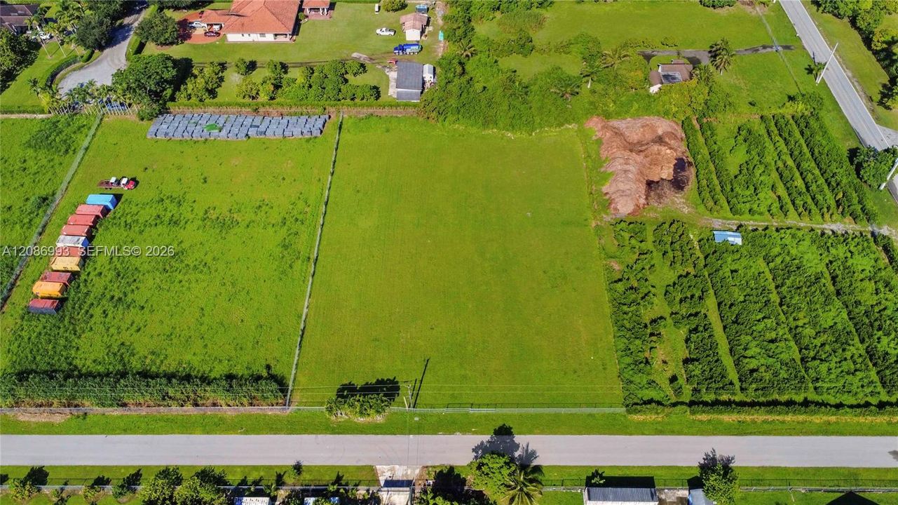 На продажу: $404,999 (1.49 acres)