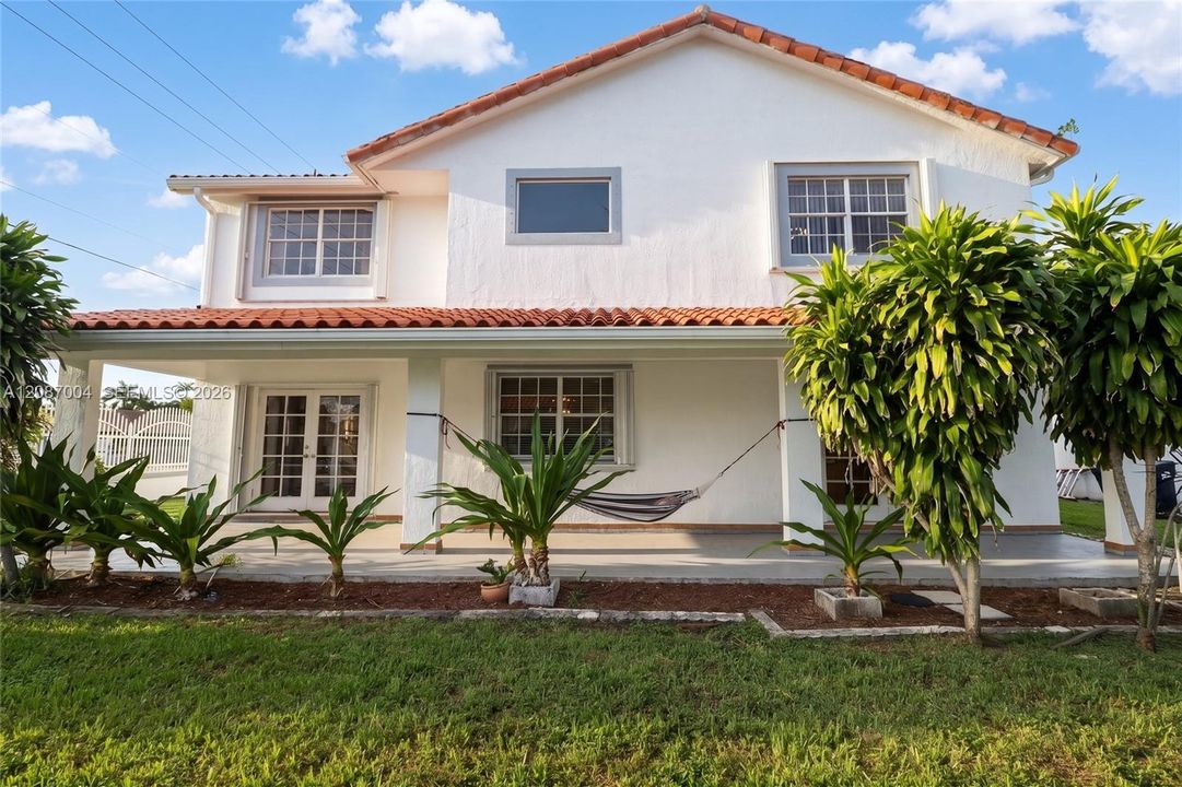 For Sale: $900,000 (5 beds, 3 baths, 2921 Square Feet)