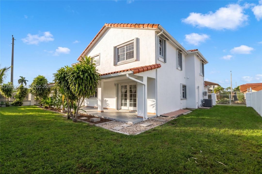 For Sale: $900,000 (5 beds, 3 baths, 2921 Square Feet)