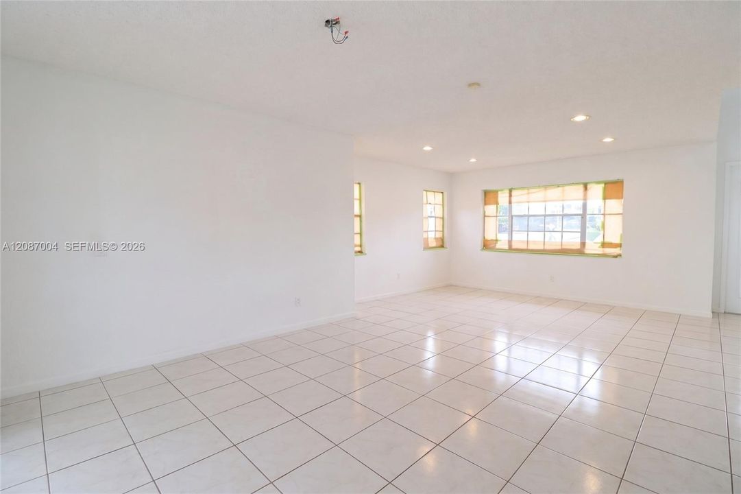 For Sale: $900,000 (5 beds, 3 baths, 2921 Square Feet)