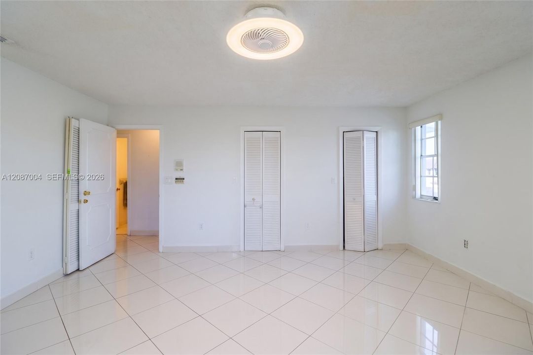 For Sale: $900,000 (5 beds, 3 baths, 2921 Square Feet)