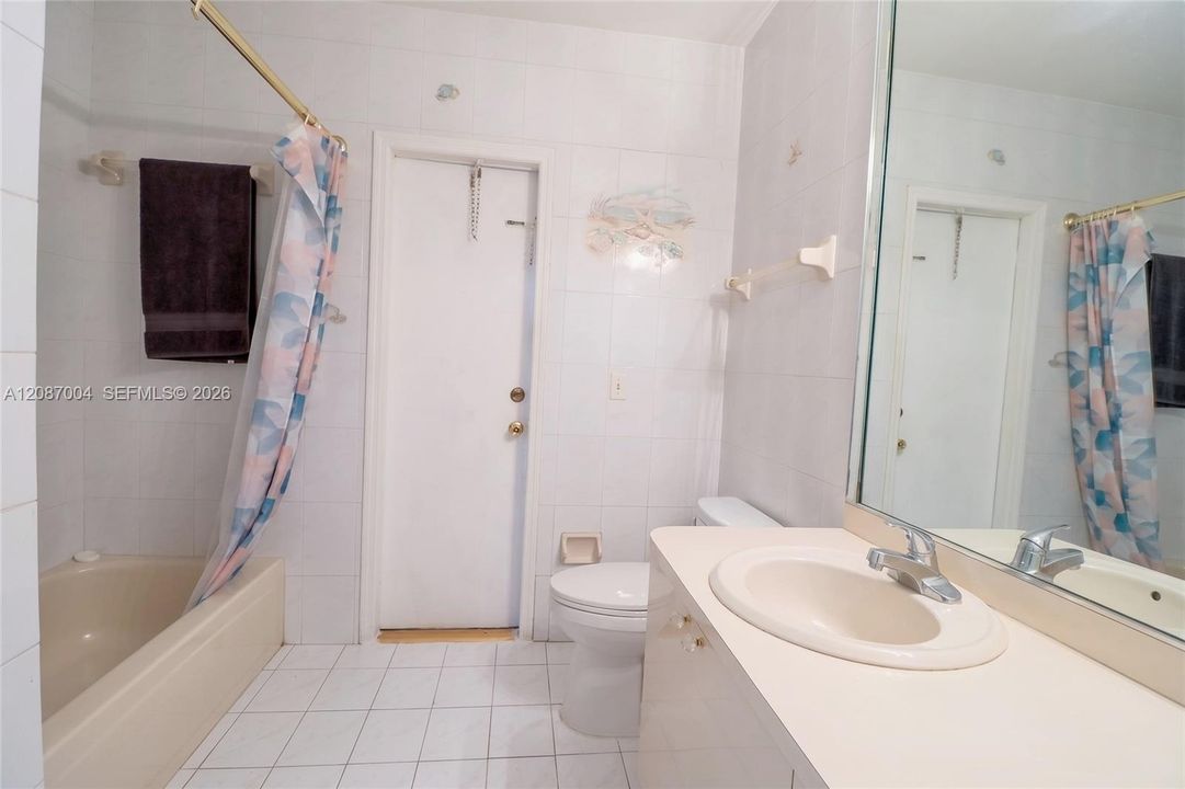For Sale: $900,000 (5 beds, 3 baths, 2921 Square Feet)