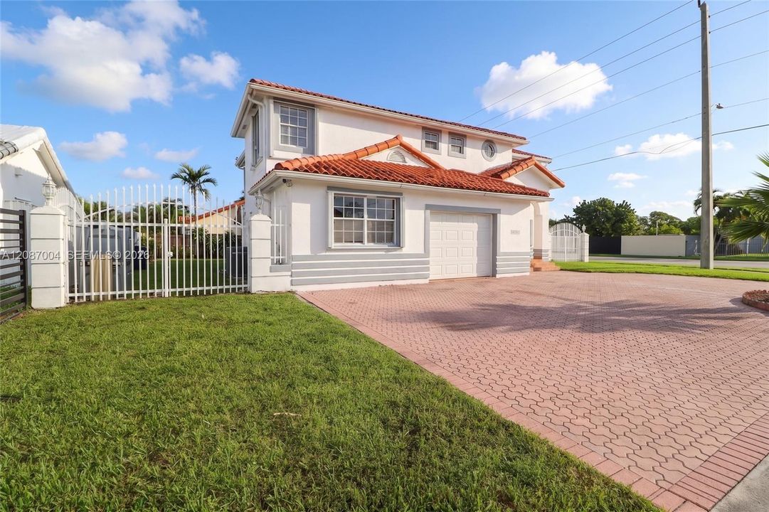 For Sale: $900,000 (5 beds, 3 baths, 2921 Square Feet)