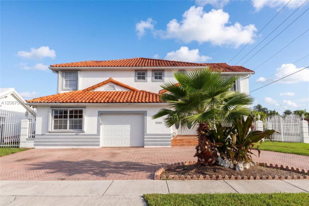 For Sale: $900,000 (5 beds, 3 baths, 2921 Square Feet)