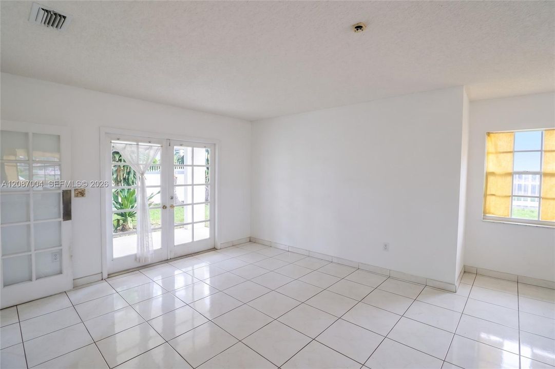 For Sale: $900,000 (5 beds, 3 baths, 2921 Square Feet)