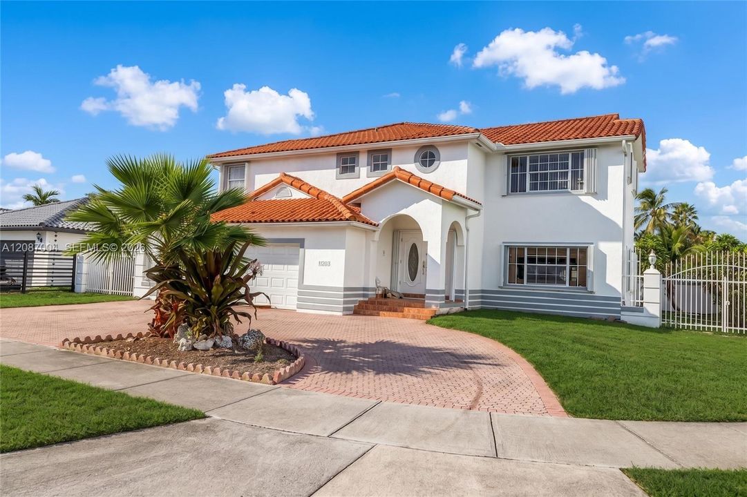 For Sale: $900,000 (5 beds, 3 baths, 2921 Square Feet)