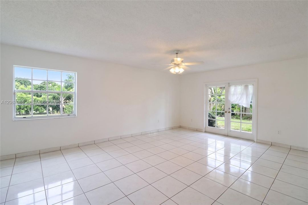 For Sale: $900,000 (5 beds, 3 baths, 2921 Square Feet)