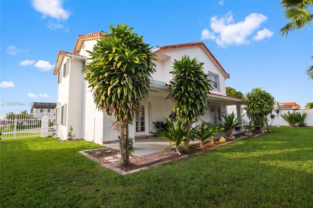 For Sale: $900,000 (5 beds, 3 baths, 2921 Square Feet)