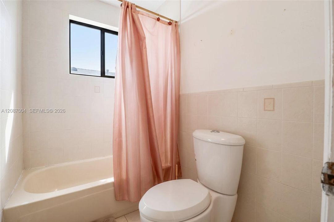 For Sale: $900,000 (5 beds, 3 baths, 2921 Square Feet)