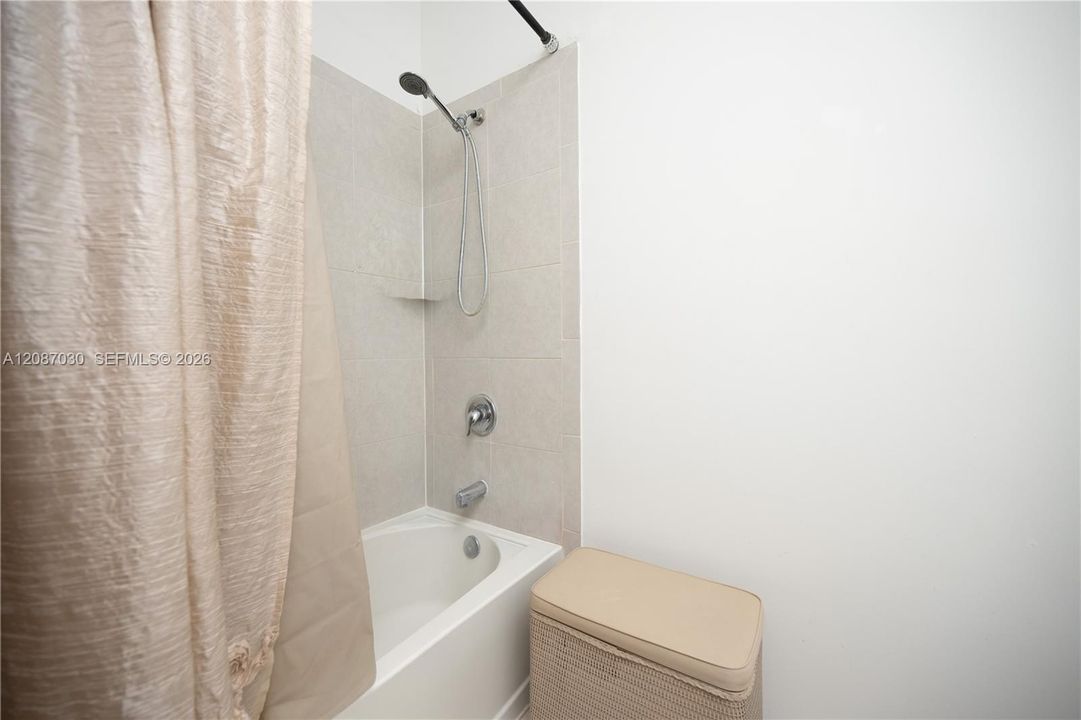 For Rent: $3,200 (4 beds, 2 baths, 1820 Square Feet)