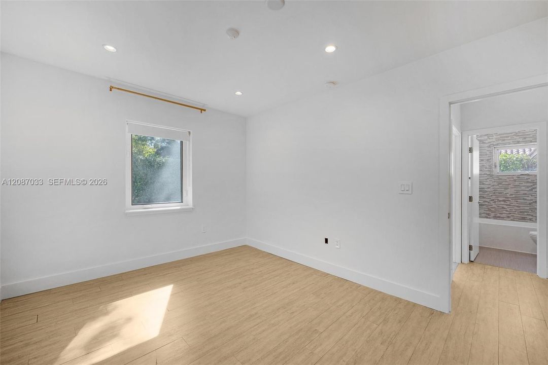 For Rent: $4,800 (3 beds, 2 baths, 1555 Square Feet)