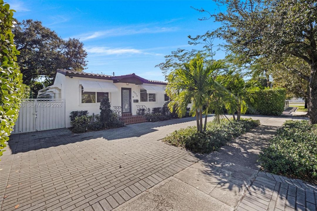 For Rent: $4,800 (3 beds, 2 baths, 1555 Square Feet)