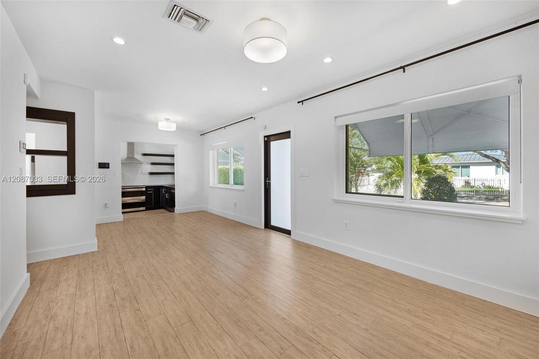 For Rent: $4,800 (3 beds, 2 baths, 1555 Square Feet)