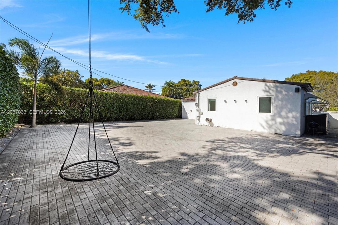 For Rent: $4,800 (3 beds, 2 baths, 1555 Square Feet)