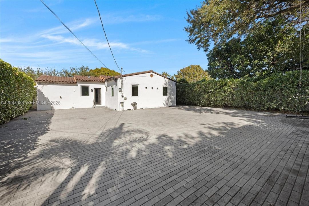 For Rent: $4,800 (3 beds, 2 baths, 1555 Square Feet)