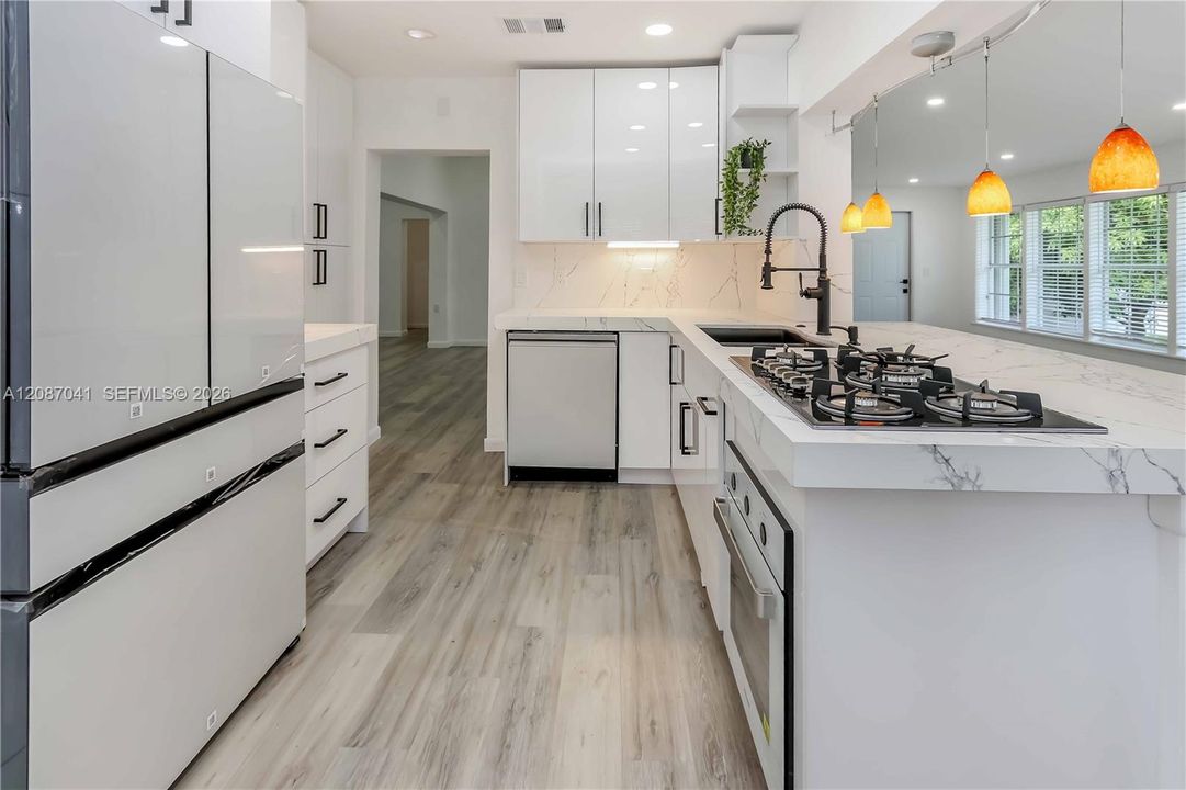 En Venta: $1,299,999 (4 camas, 3 baños, 2166 Pies cuadrados)