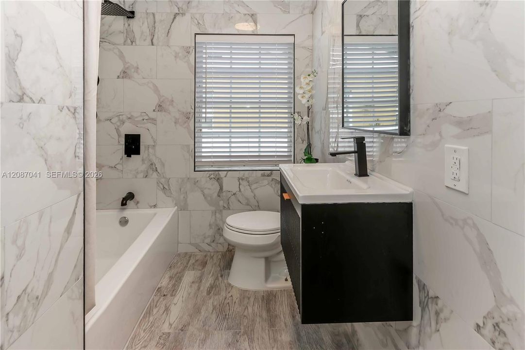 En Venta: $1,299,999 (4 camas, 3 baños, 2166 Pies cuadrados)