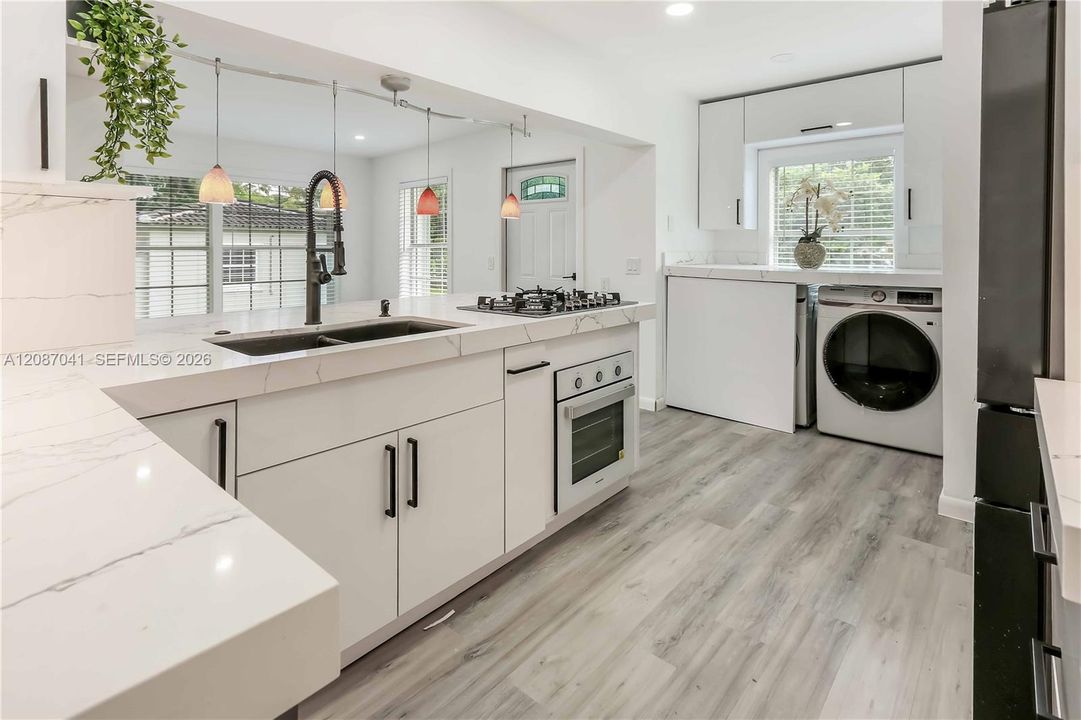 En Venta: $1,299,999 (4 camas, 3 baños, 2166 Pies cuadrados)