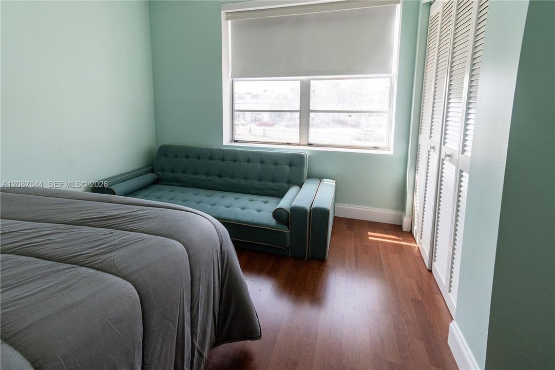 For Sale: $295,000 (1 beds, 1 baths, 450 Square Feet)